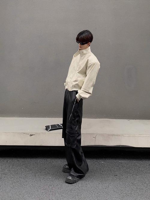 男生穿米白色外套怎么搭配衣服好看图片