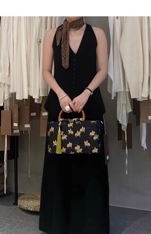 长无袖毛衣裙怎么搭配外套