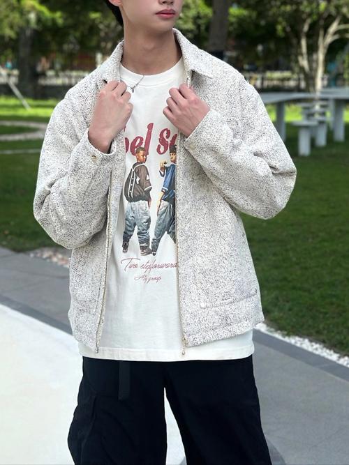 男生穿米白色外套怎么搭配衣服好看