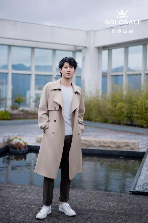 男生穿米白色外套怎么搭配衣服好看