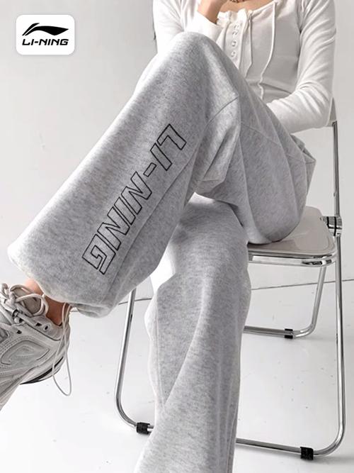 灰色绒裤怎么搭配