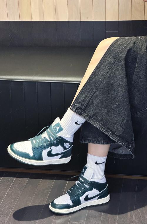 绿白棒球服怎么搭配