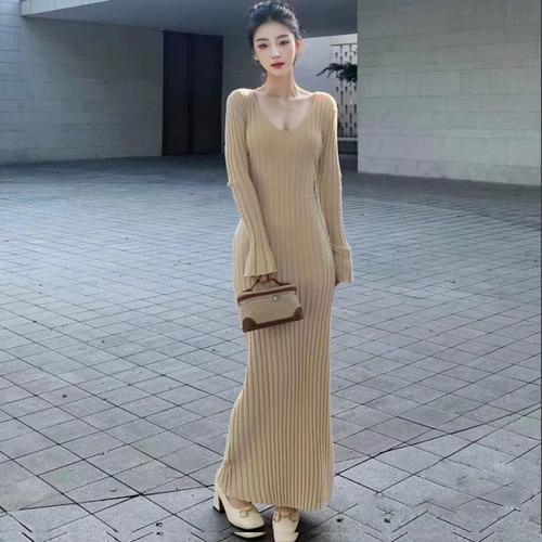 高腰 v领毛衣怎么搭配