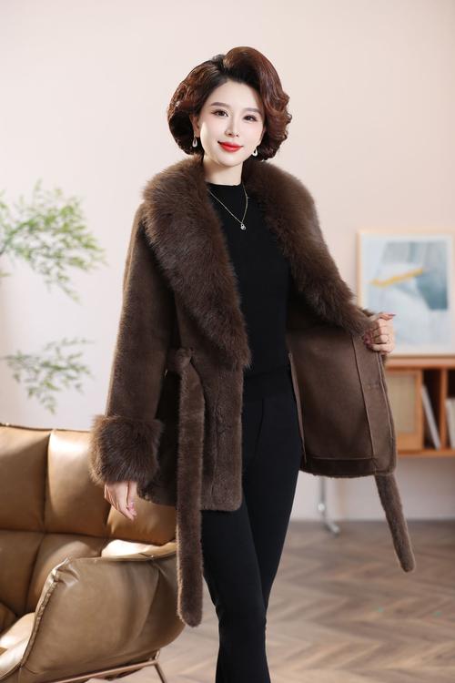 收腰皮草怎么搭配