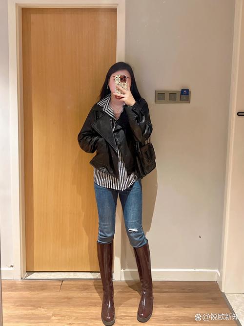 酒红色长靴子怎么搭配