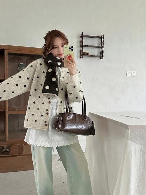 圆领毛衣怎么搭配围巾好看图片欣赏