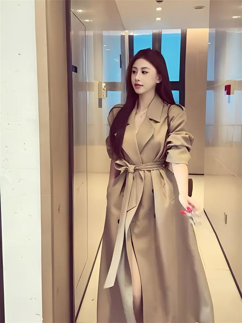 修身长款风衣外套怎么搭配