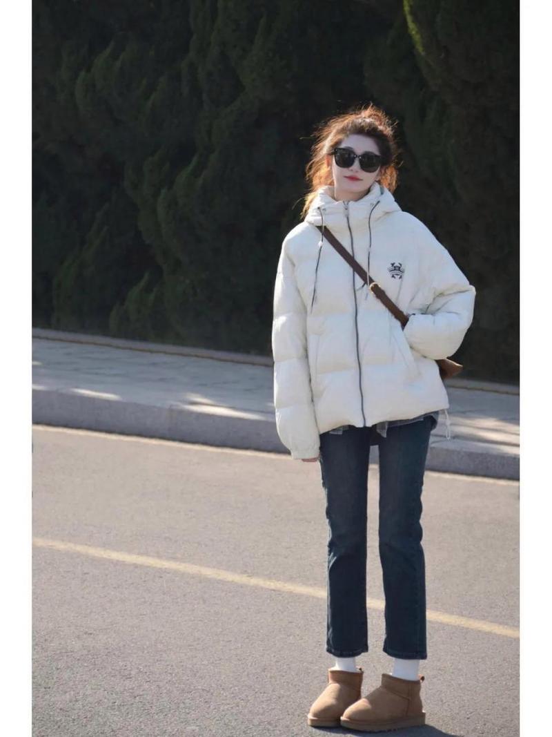 白羽绒服配什么裤子