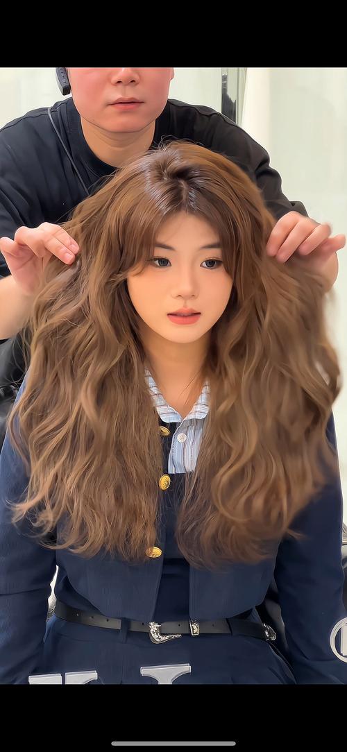 圆脸卷发适合什么发型