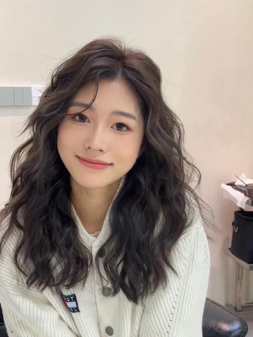 圆脸卷发适合什么发型