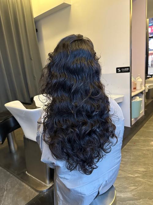 圆脸卷发适合什么发型