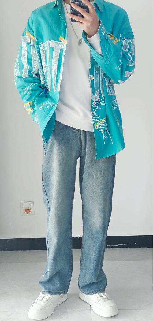 青绿色上衣怎么搭配