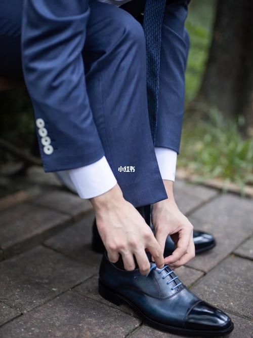 蓝色皮鞋怎么搭配衣服