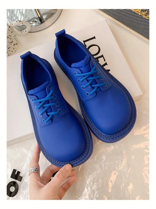 蓝色皮鞋怎么搭配衣服