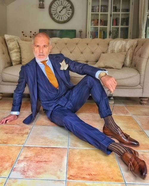 蓝色皮鞋怎么搭配衣服