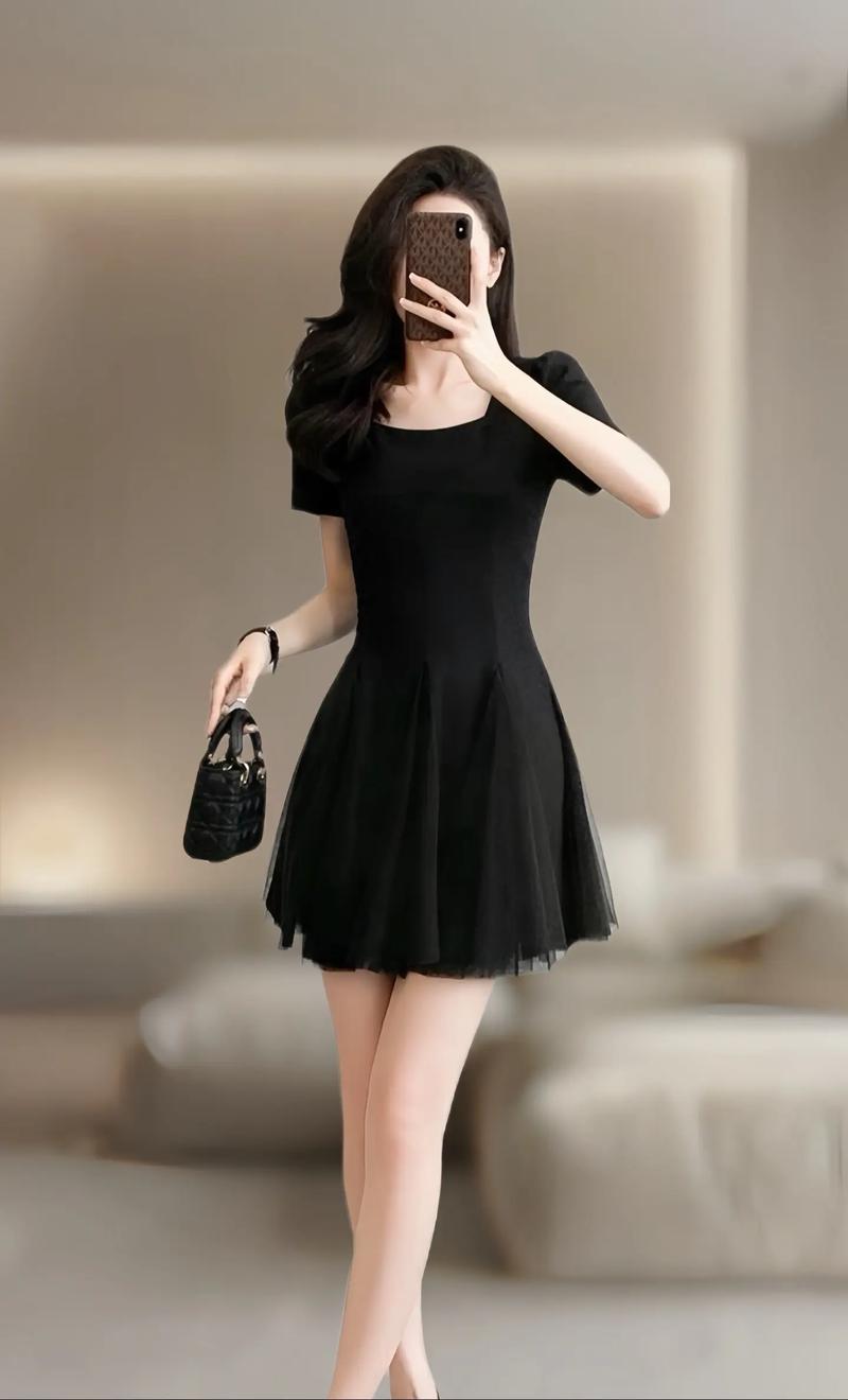 连衣裙比较短 怎么搭配