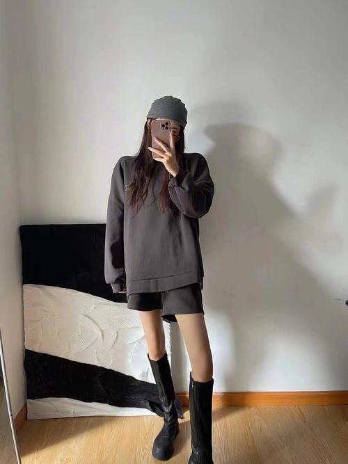连帽卫衣怎么搭配短裤