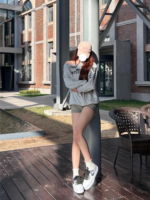 连帽卫衣怎么搭配短裤