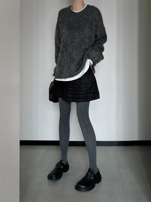 灰色裙子怎么搭配图片