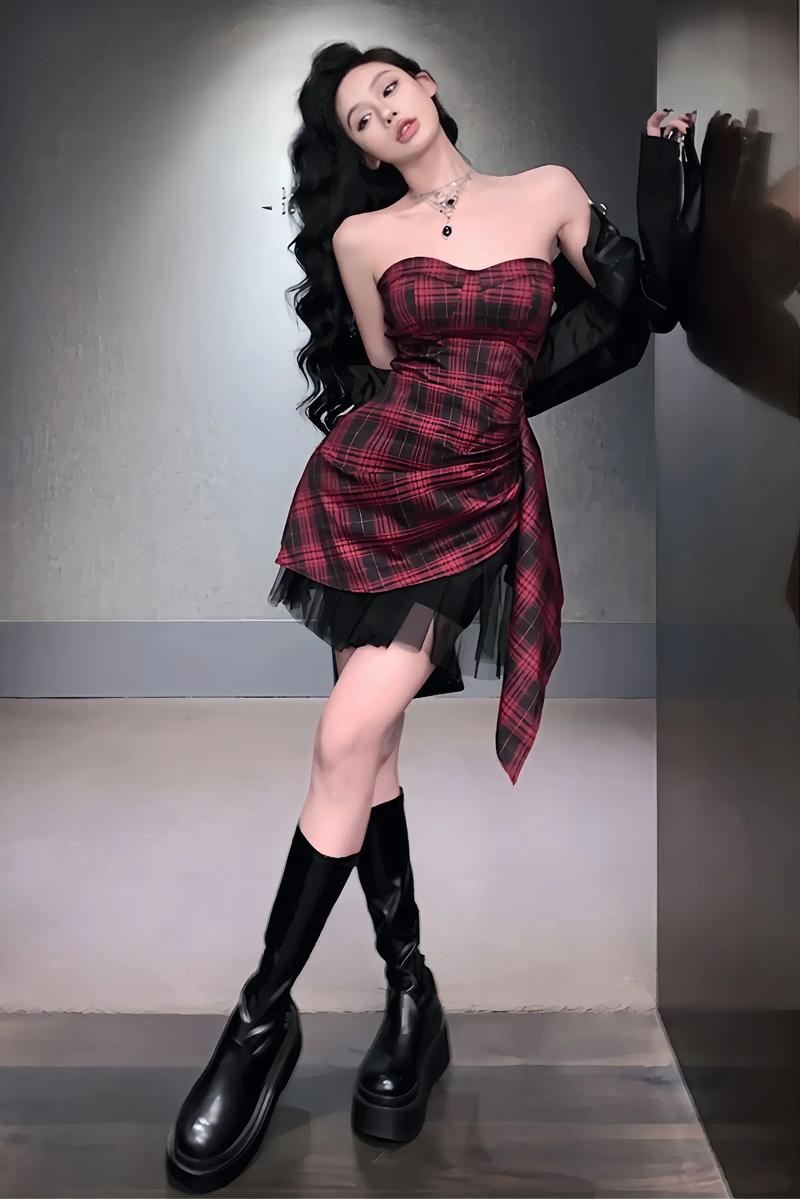 红黑格子裙子怎么搭配