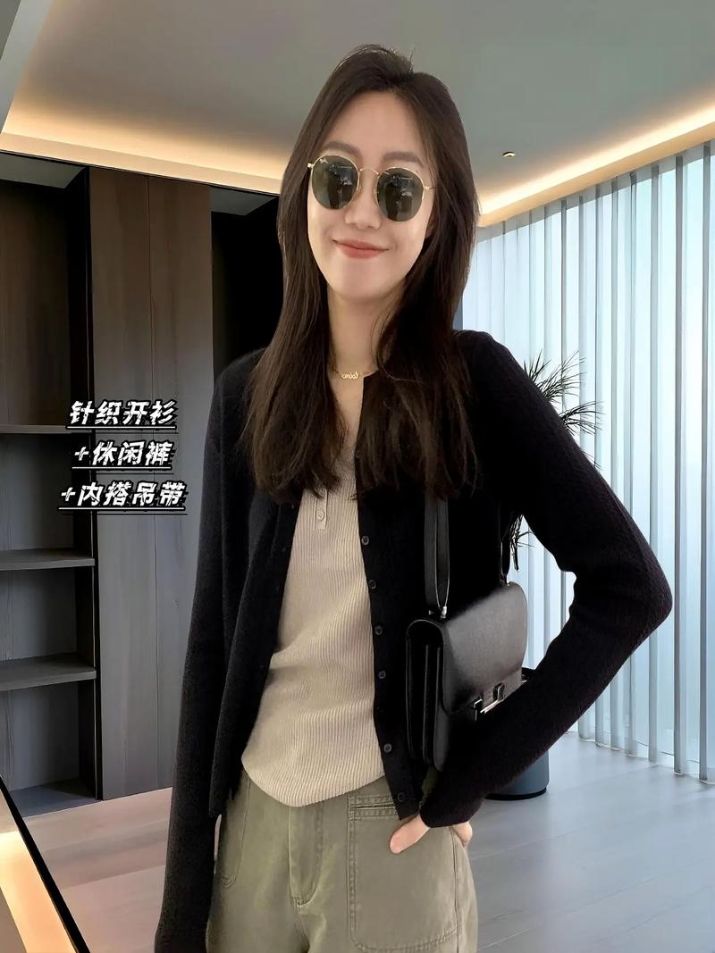 黑色针织套装怎么搭配