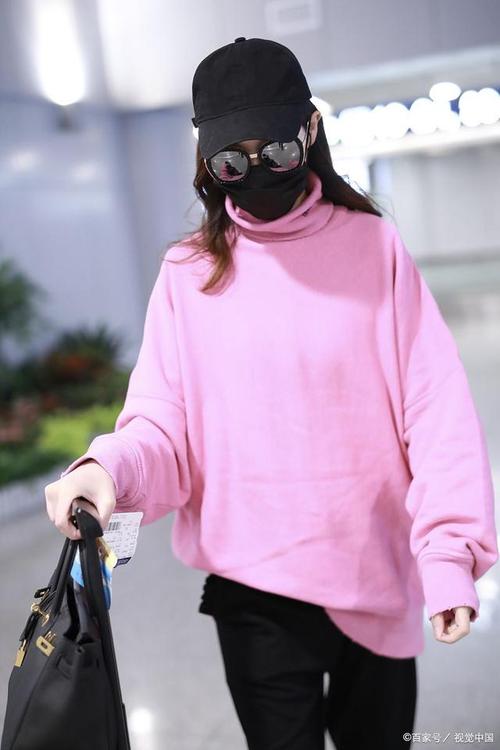 粉红色的卫衣怎么搭配
