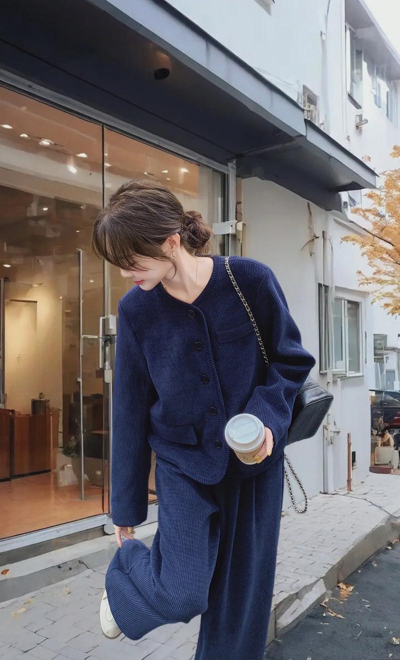 藏青风衣怎么搭配衣服