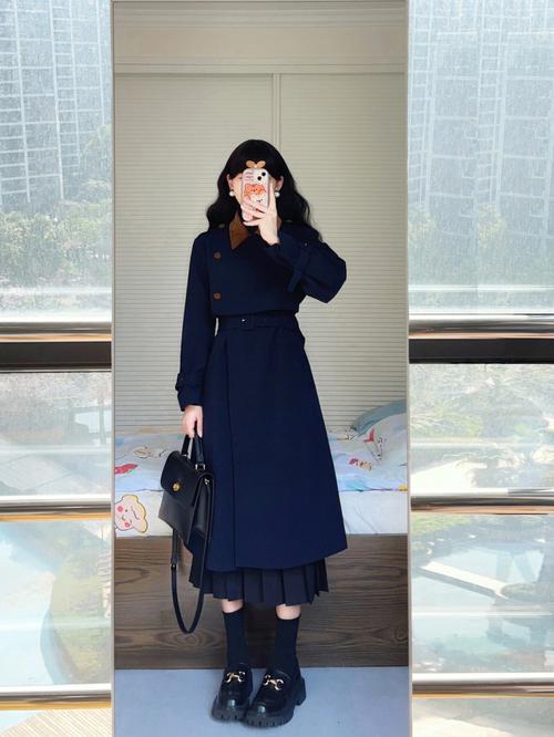 藏兰色大衣怎么搭配