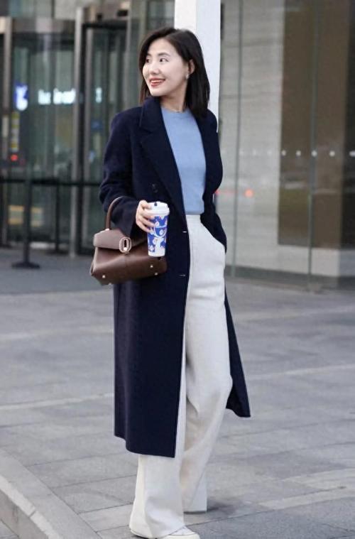 藏兰色大衣怎么搭配