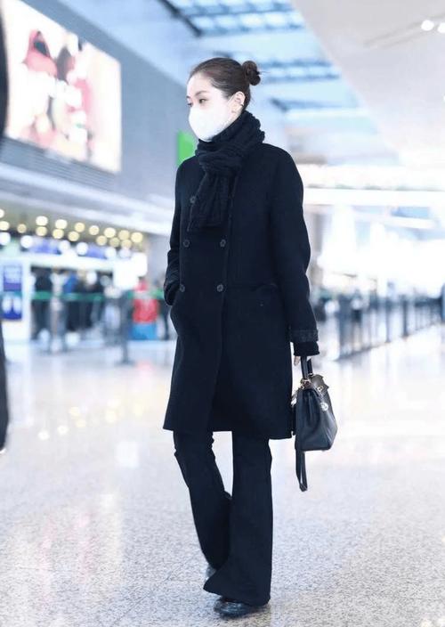 藏兰色大衣怎么搭配