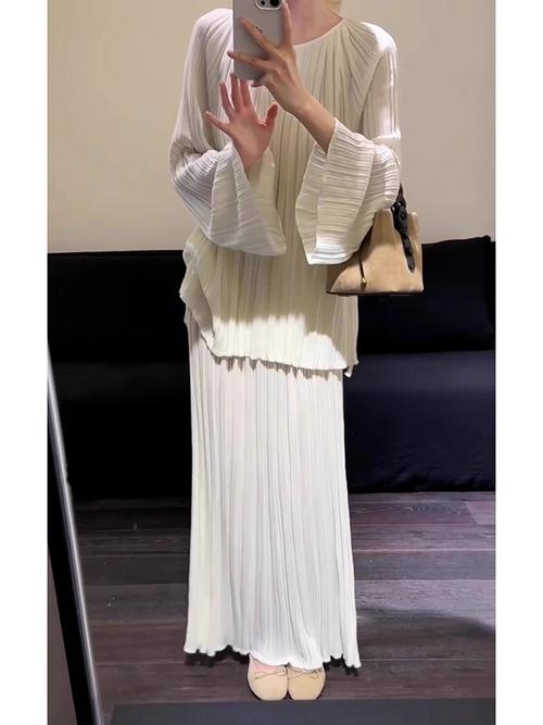 白色针织包裙怎么搭配图片