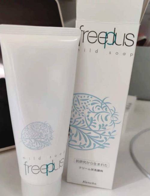 女生缩小毛孔的洗面奶