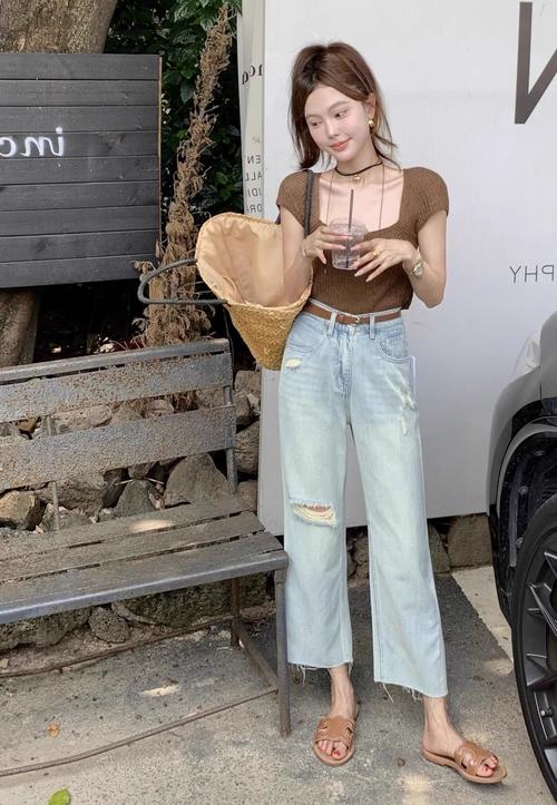 直筒破洞牛仔裤怎么搭配