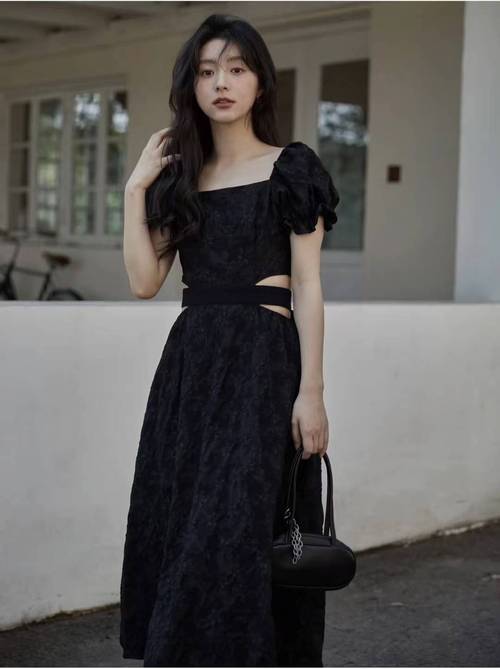 黑色包裙怎么搭配上衣