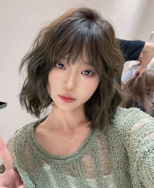 抬头纹适合什么发型