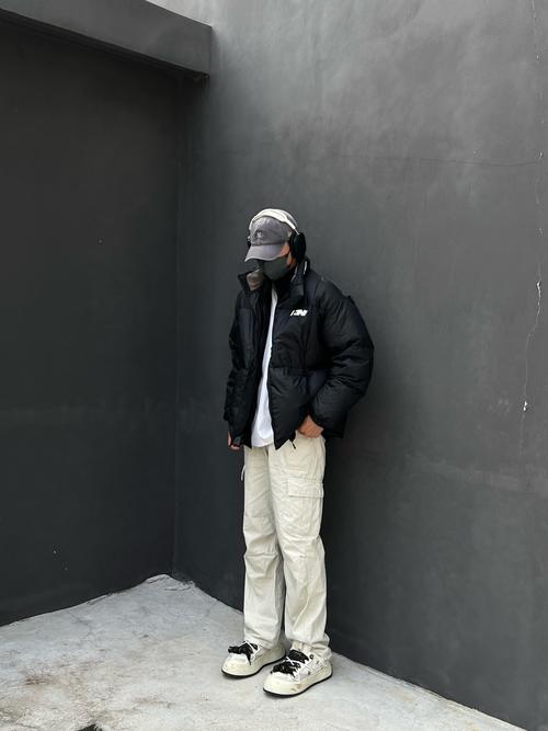 男黑夹克怎么搭配