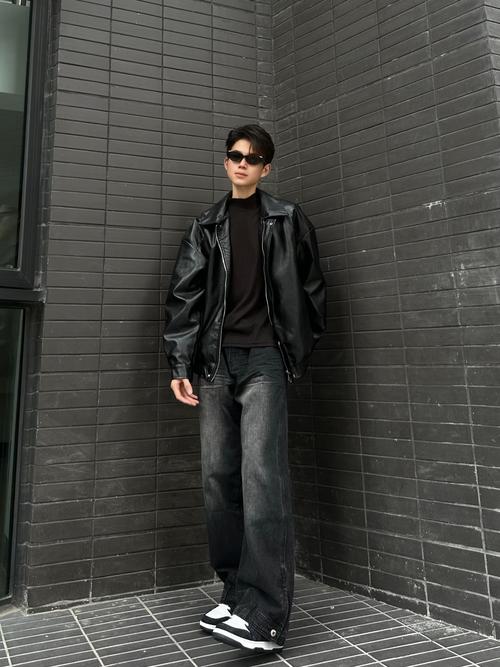 男黑夹克怎么搭配