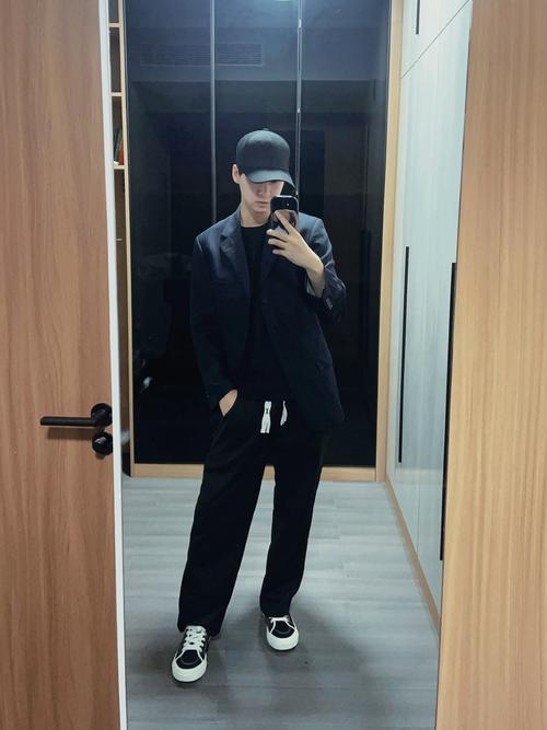 黑色帽子配什么衣服