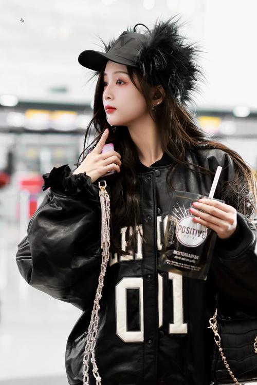 黑色帽子配什么衣服