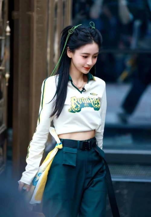 绿背心下身怎么搭配