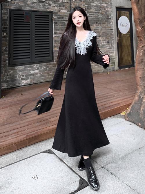 黑色的蕾丝连衣裙怎么搭配
