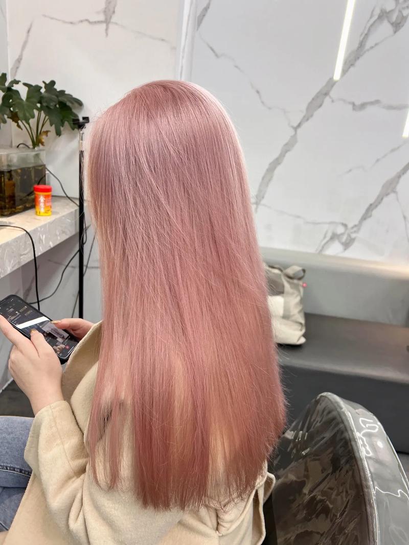 粉红色头发怎么搭配