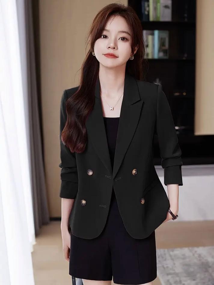 短款黑色西服怎么搭配