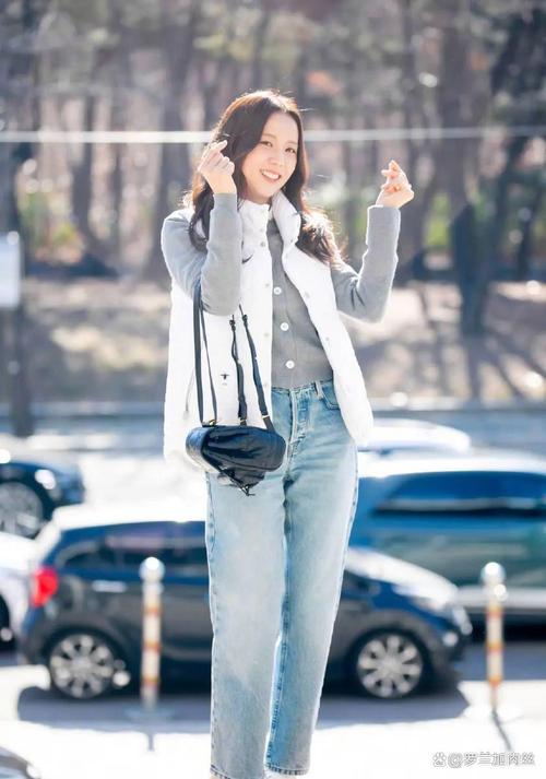 白色马甲配什么裤子