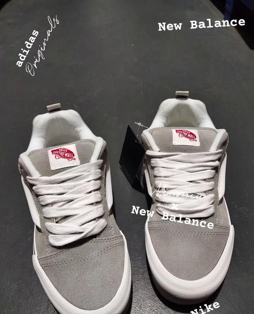 灰色的运动鞋怎么搭配