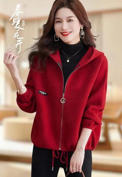 红色毛领大衣怎么搭配围巾