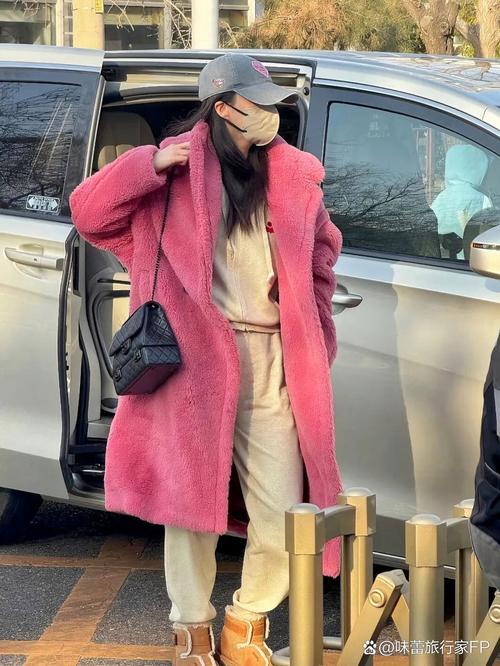 粉色的呢子大衣怎么样搭配才会显得可爱清新