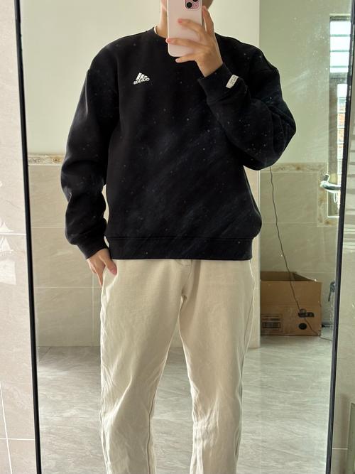 黑色圆领卫衣怎么搭配