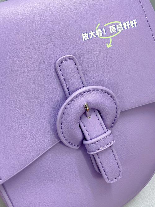 淡紫色包包怎么搭配