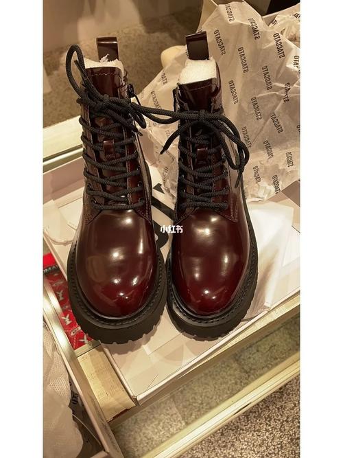 酒红色靴子怎么搭配